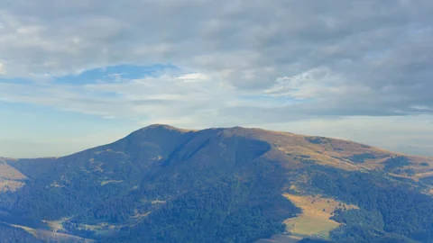 Summer mountain chain under a cloudy sky Stock-Footage 319072918