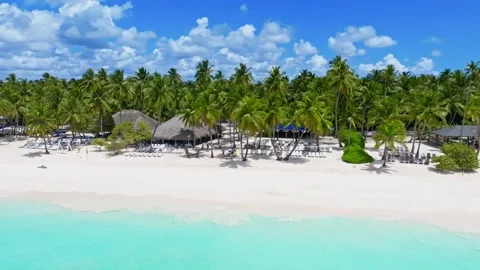 Summer nature view. The white sand seashore of a paradise island. 스톡 동영상 341159623