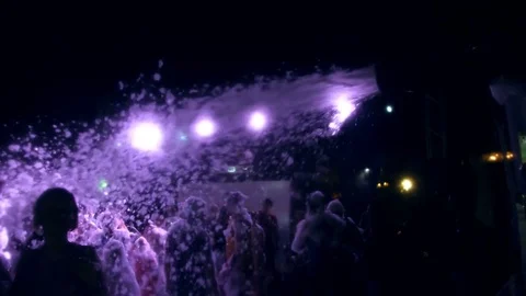 Summer, night, foam party, in the rays of soffits, foam poured into the dancing Vídeo Stock 81467591