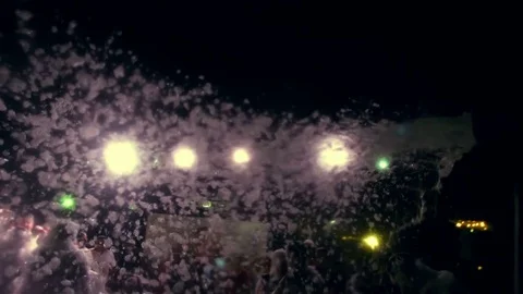 Summer, night, foam party, in the rays of soffits, foam poured into the dancing Vídeo Stock 81468423