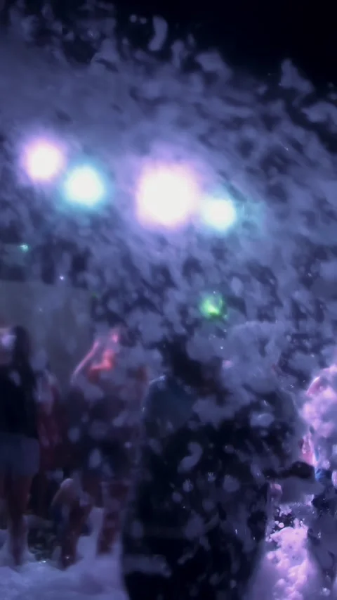 Summer night, foam party, in the rays of soffits, foam poured into the dancing Vídeo Stock 304003985