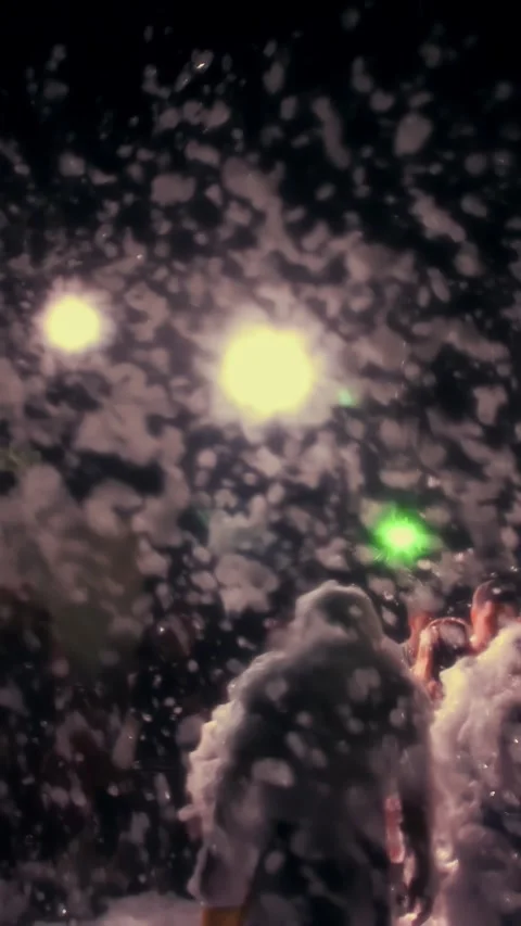 Summer night, foam party, in the rays of soffits, foam poured into the dancing Vídeo Stock 308302352
