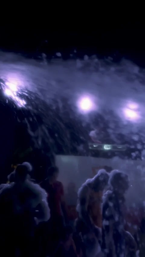 Summer, night, foam party, in the rays of soffits, foam poured into the dancing Vídeo Stock 309019854