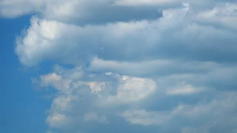 Summer Or Spring Sky With Cloudscape Scattered Across Horizon. Clear Blue Sky Foto stock