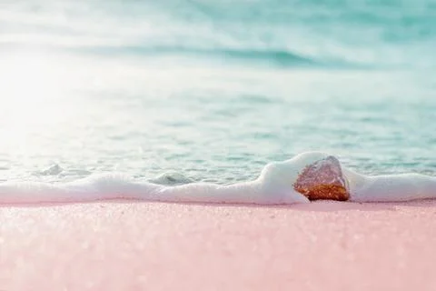Summer pastel colored background - sandy beach and sea water over small stone Foto stock