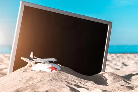 Summer pattern background. Starfish, seashells, toy plane and globe near blac Stockfoto's