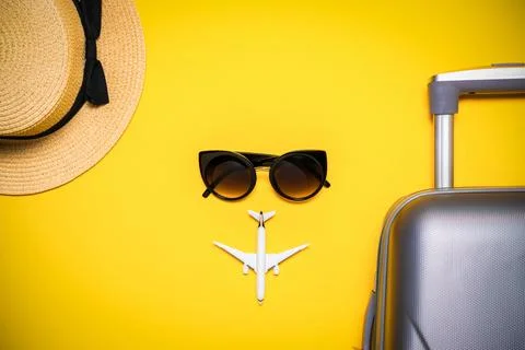 Summer pattern background. Suitcase, sunglasses with palm leaves and straw ha Foto stock