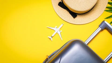 Summer pattern background. Suitcase, sunglasses with palm leaves and straw ha 스톡 사진