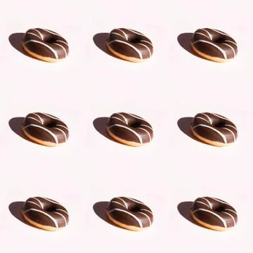 Summer pattern with chocolate donut on a light background. Foto stock