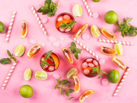 Summer pattern with citrus slices and red drink Foto stock