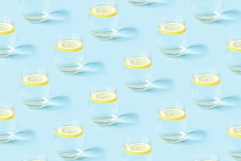 Summer pattern with glasses of lemonade. Stock-Fotos