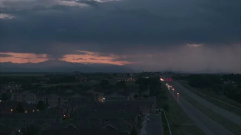 Summer rain coming in over the Front Range in Northern Colorado during a sunset. 库存影片 245210454