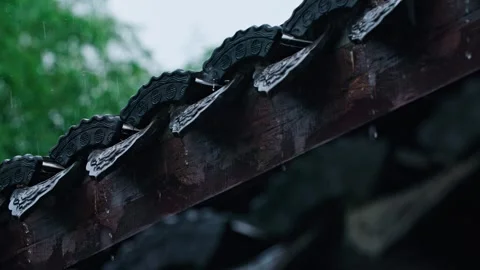 Summer raindrops and rain flow down the eaves - traditional Chinese cultural Stock Footage 257862456
