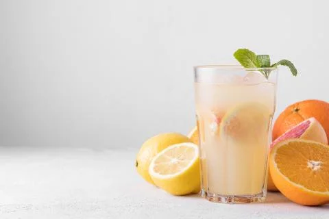 Summer refreshing lemonade with mint on a light background. A glass of citrus Foto stock