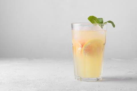 Summer refreshing lemonade with mint on a light background. A glass of citrus Foto stock