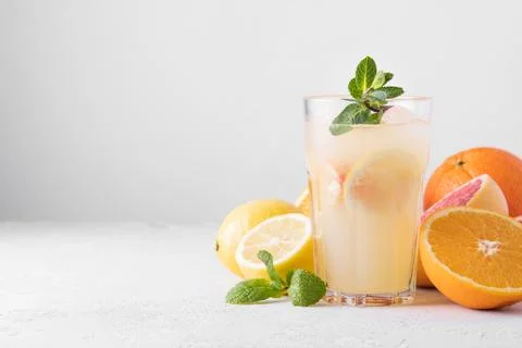 Summer refreshing lemonade with mint on a light background. A glass of citrus Foto stock