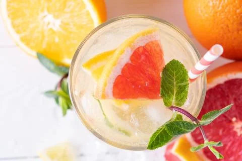 Summer refreshing lemonade with mint on a light background. A glass of citrus Foto stock