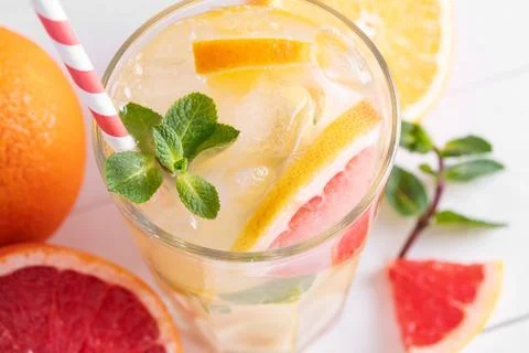 Summer refreshing lemonade with mint on a light background. A glass of citrus Foto stock