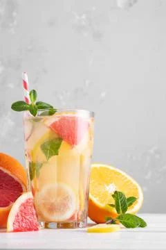 Summer refreshing lemonade with mint on a light background. A glass of citrus Foto stock