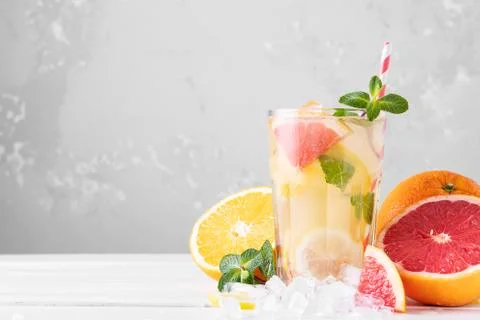 Summer refreshing lemonade with mint on a light background. A glass of citrus Foto stock