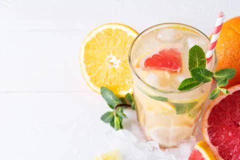 Summer refreshing lemonade with mint on a light background. A glass of citrus Foto stock