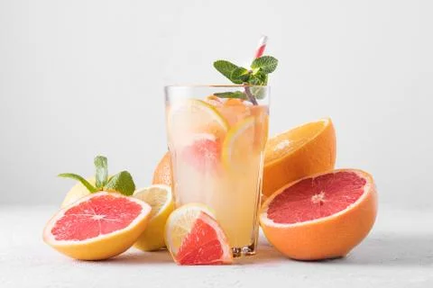 Summer refreshing lemonade with mint on a light background. A glass of citrus Foto stock
