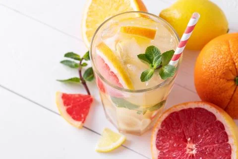 Summer refreshing lemonade with mint on a light background. A glass of citrus Stock-Fotos