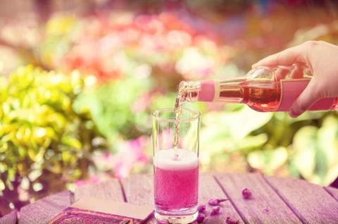 Summer refreshment drinks. Light pink rose cocktail Stock-Fotos