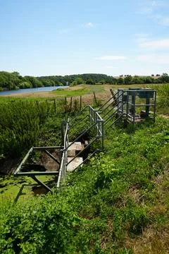 Summer River Landscape With Sluice Gate In Morton, Nottinghamshire, England Foto stock