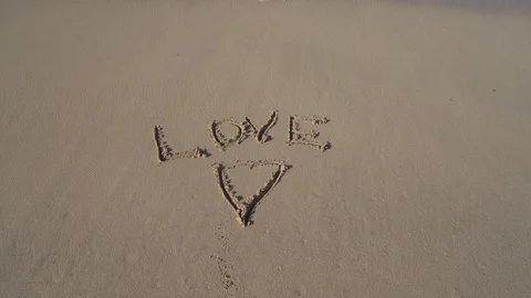 Summer Romantic Vacation Concept Of Hearth On Sand Being Washed By Sea Waves Vidéo 124366984