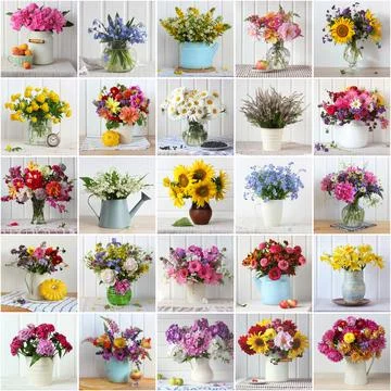 Summer rustic compositions with bouquets on the table. Foto stock