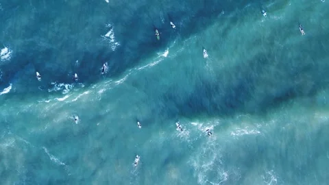 Summer Sea, Blue Sky, Waves, and Surfers Vídeos de archivo 332836241