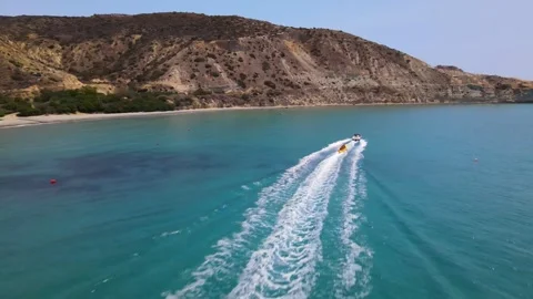 Summer skiing on the sea. Waves from a passing boat. Stock-Footage 246637111