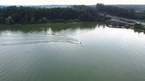 Summer, smooth flight on a drone over the lake, on which a gyroscopic passes Vidéo 163679175