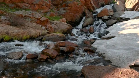 Summer snow melt creating a Cascade Vídeos de archivo 157073582