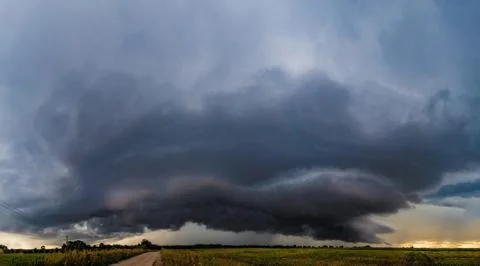 Summer storm cloud hovering over farm field Foto stock