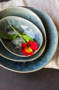 Summer table setting with red lilly Stock-Fotos