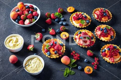 Summer tartl with fresh custard cream, berries Stock Photos