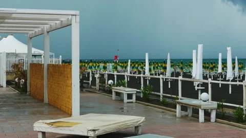 Summer thunderstorm with cloudy sky. In the resort of a beach in Puglia, the Video stock 139913980