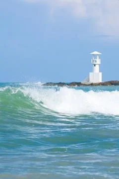 Summer time. Bright sunlight, wave, blue seawater and light blue sky, white l Stock-Fotos