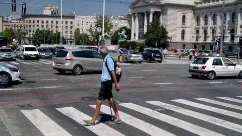 Summer time day rush hour street traffic in one of the central crossroads. Видео 152685234