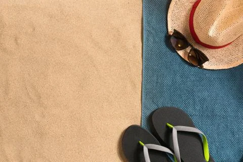 Summer vacation composition. Flip flops, hat and sunglasses on sand backgroun Foto stock