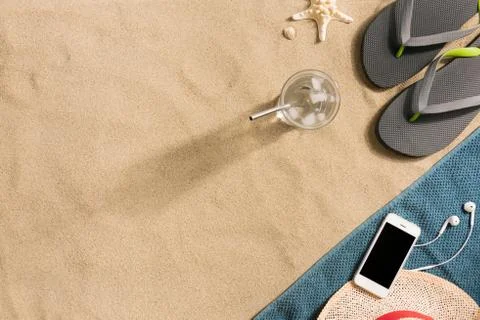 Summer vacation composition. Flip flops, hat, smartphone and glass of water o Foto stock