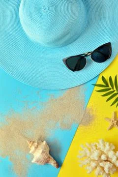 Summer vacation concept flat lay. Beach accessories top view. Travel summer c Foto stock
