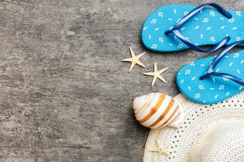 Summer vacation concept flat lay. straw hat beach accessories and towel top.. Fotos Stock