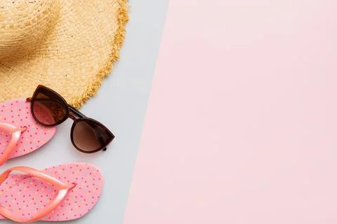 Summer vacation concept flat lay. straw hat beach accessories and flip flop.. Stock Photos