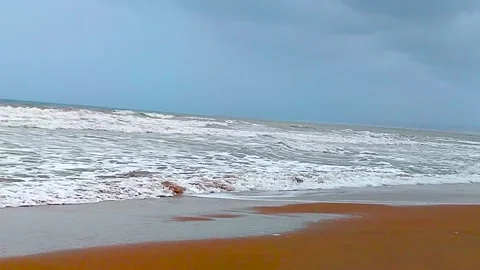 Summer Waves: Captivating Timelapses of a Running Wave on a Cloudy Seashore Video stock 238609010