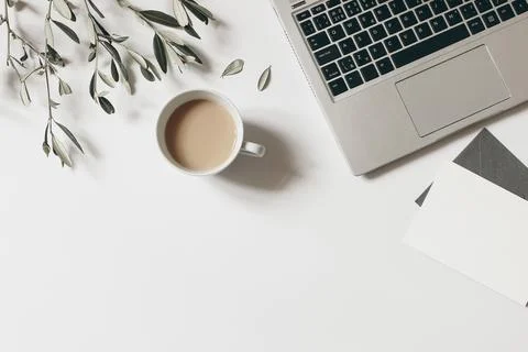 Summer workspace composition. Blank greeting card mock-up scene. Cup of coffee Fotos Stock