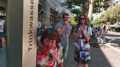 Summer. Young couple of lovers walking in the city 库存影片 239002469