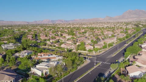 Summerlin Las Vegas Aerial Pullback of Suburban Homes and Red Rock Mountains 01 Stockbeeldmateriaal 334583916